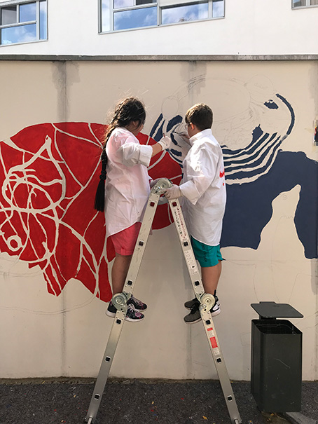 Arbeit am Wandbild „RaumSchiffKoralle“ 2019.